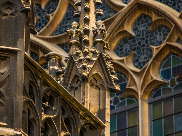 Außenaufnahme einer Turmspitze mit Fenstern der Kathedrale im Hintergrund