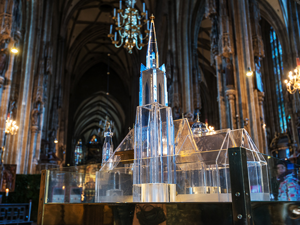 Transparente Spendenbox in Form des Stephansdomes in der Kathedrale